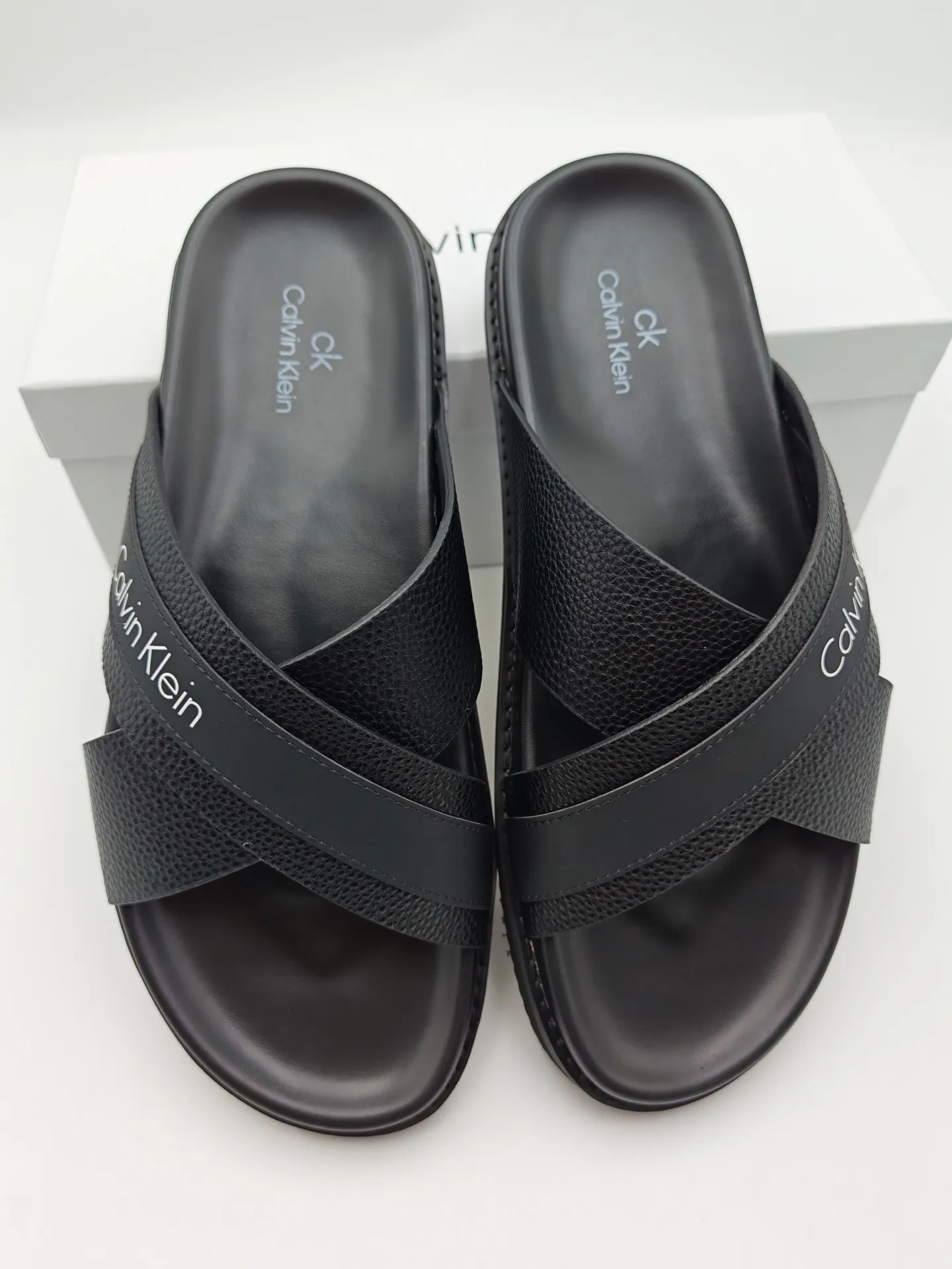 Men's shoes 💰300 Calvin Klein CK men's slippers, the upper of this slipper is made of imported cowhide, and the sole is also imported new EVA material. The foamed ultra-light outsole is more non-slip, three-dimensional and skin-friendly. Available from stock, long-term availability, Size: 38-46 yards.